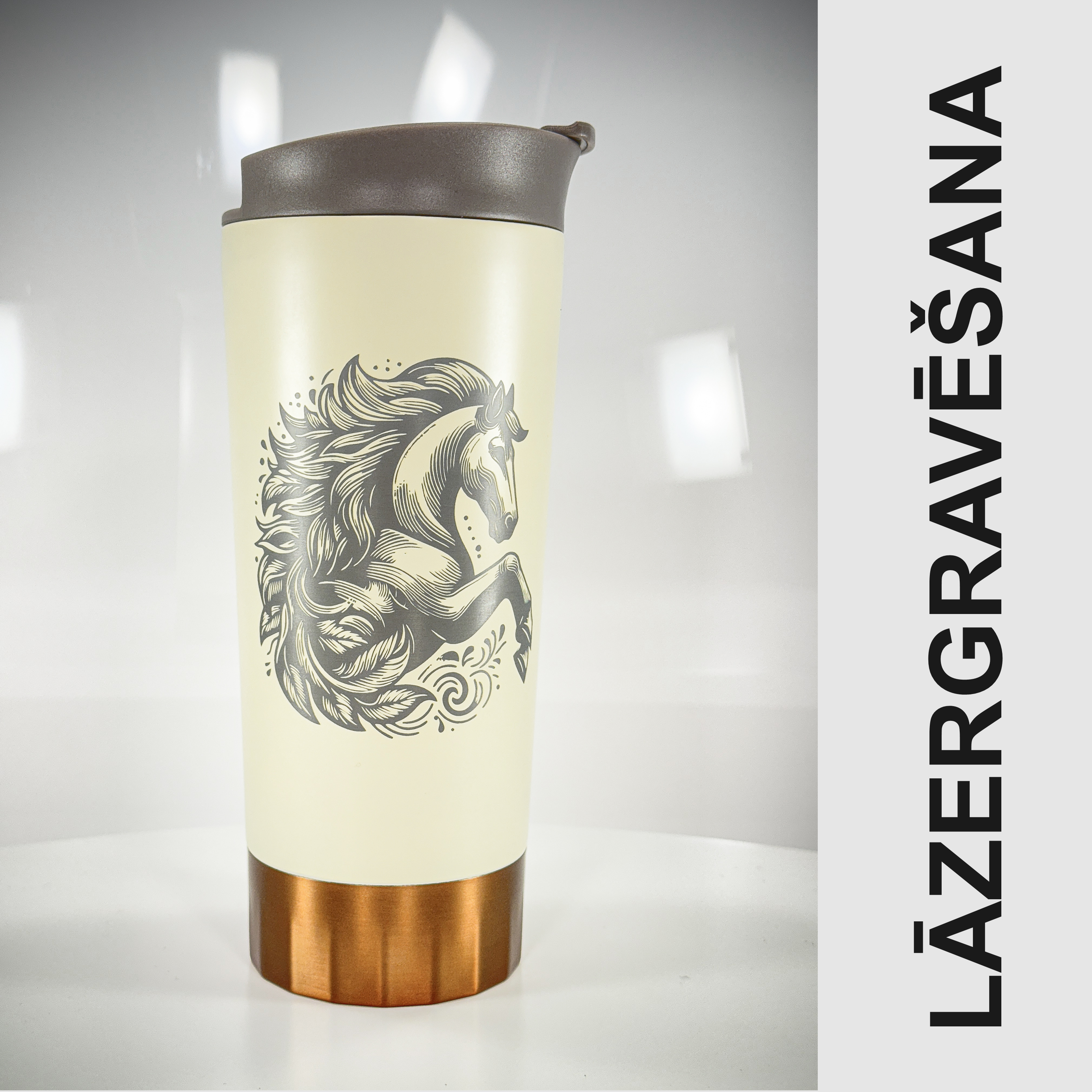 'lāzergravēta termo krūze,' 'krūze ar uzņēmuma logotipa gravējumu,' 'svētku dāvana ar lāzergravējumu,' 'CO2 gravēšanas dizains uz termo krūzes.'