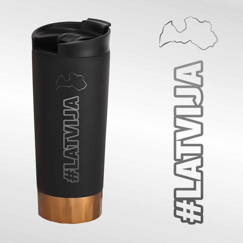 Augstas kvalitātes melnā nerūsējošā tērauda termo krūze ar lāzergravējumu #LATVIJA un mazu latvijas stilizētu latvijas kontūru virs uzraksta, ideāli piemērota ceļošanai, ar noplūdes drošu vāku un divkāršu sieniņu vakūma konstrukciju, kas uztur dzērienus karstus līdz 8 stundām un aukstus līdz 24 stundām, tilpums 500 ml, ar gaiši pelēku vai sudraba gravējumu.