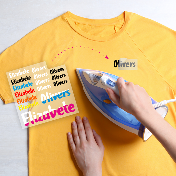 Dzeltens T-krekls uz kura redzams kā piekarsēt DTF transferu ar bērna vārdu pie t-krekla.