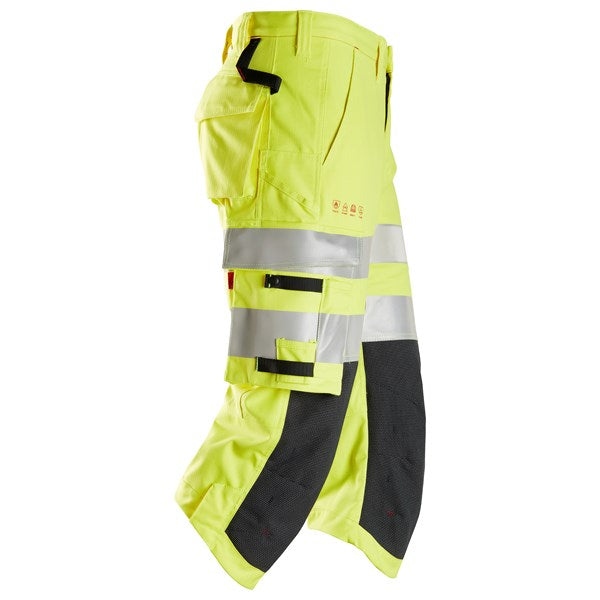 Snickers 6161 ProtecWork Hi-Vis Class 2 pirātu bikses – Liesmu aizsardzība, redzamība un funkcionalitāte profesionāļiem